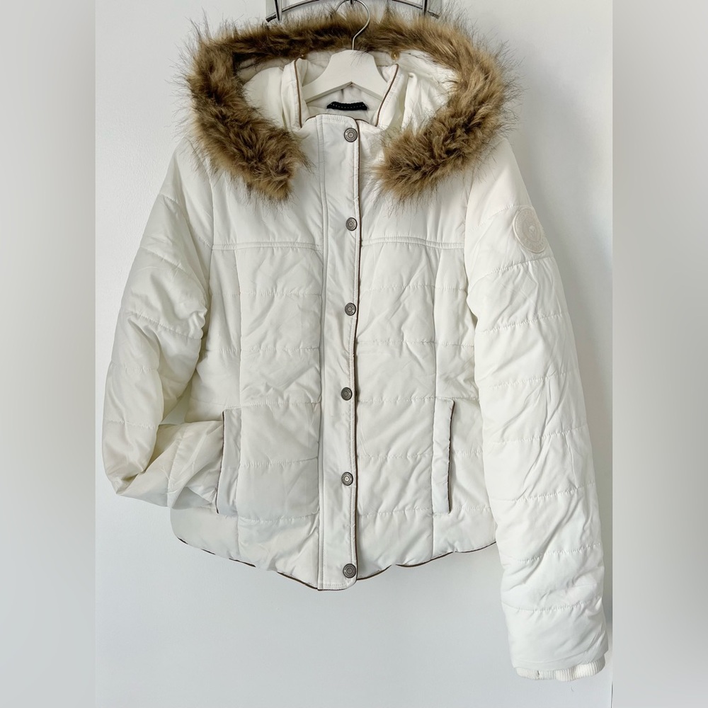 White Puffer Coat with Fur-Trimmed Hood and Quilted Design
